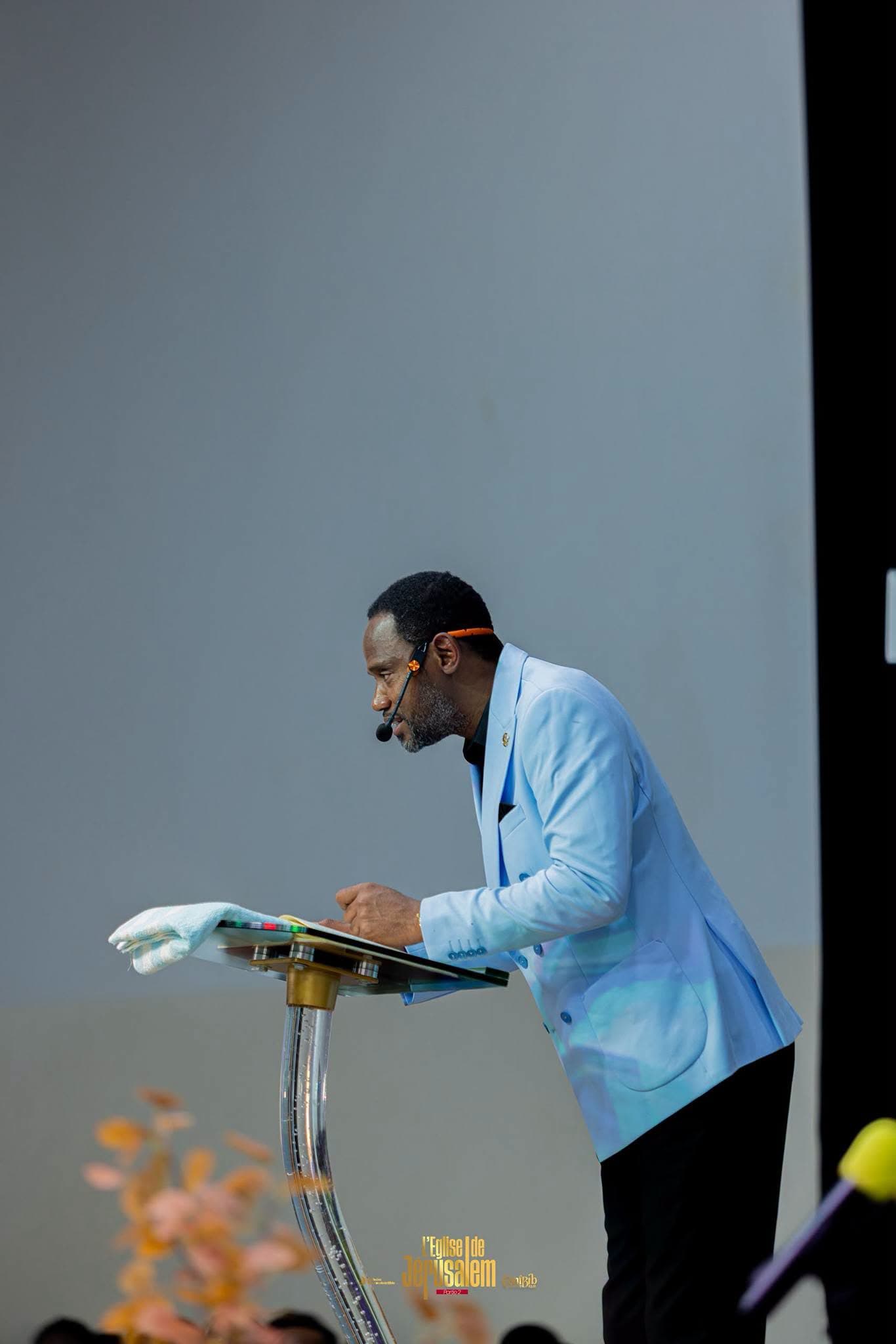 Paulin Mambwe penché sur les Écritures au pupitre