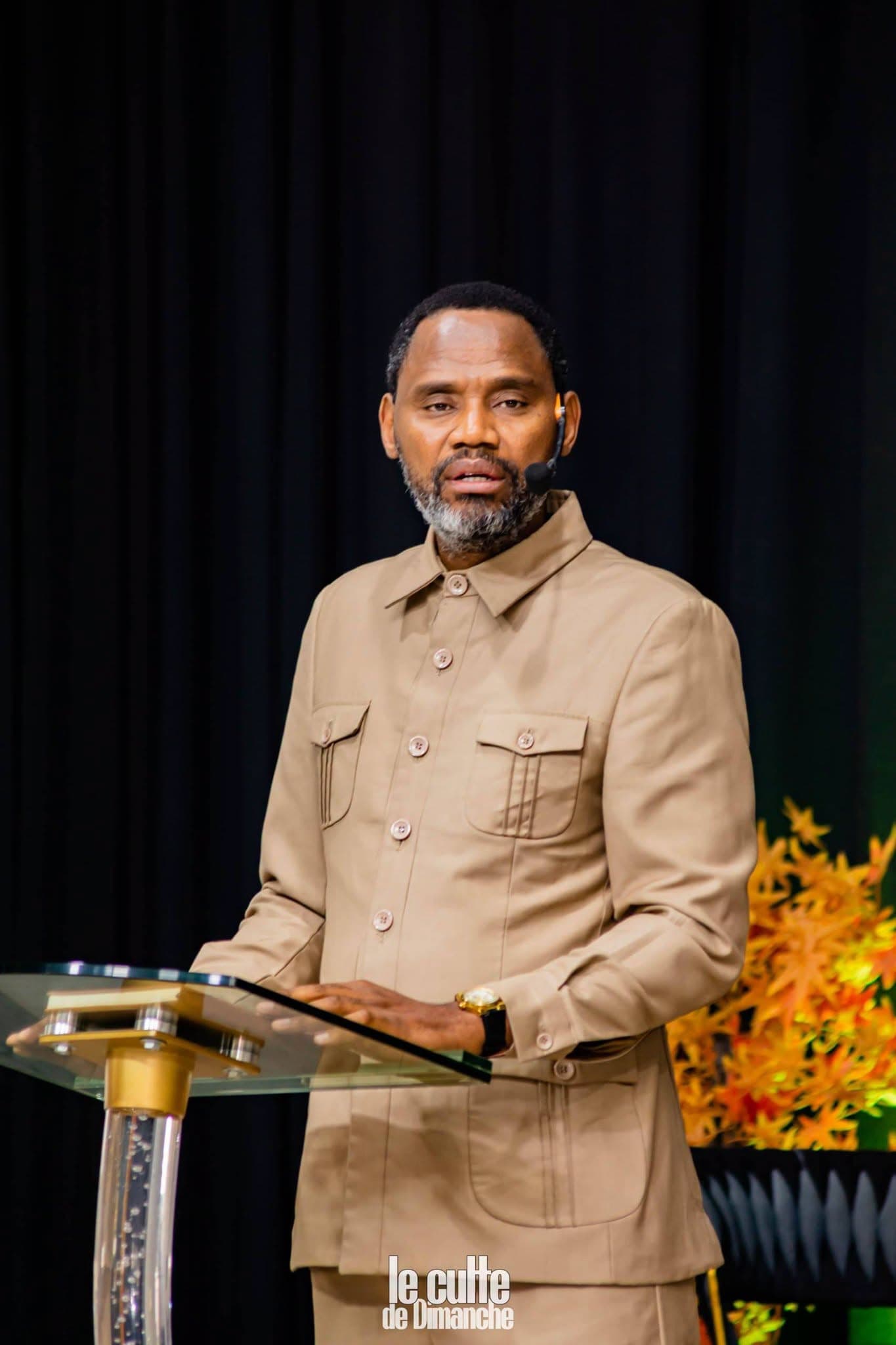 Paulin Mambwe enseignant au pupitre